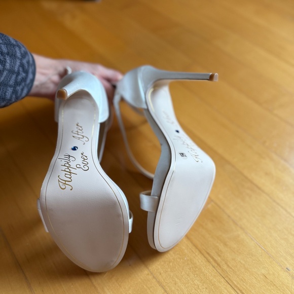 White heels - Picture 4 of 4